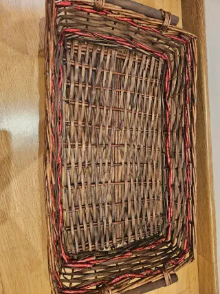 Cesta de mimbre marrón y roja