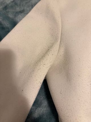 Sudadera blanca con cremallera y capucha