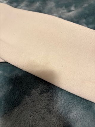 Sudadera blanca con cremallera y capucha