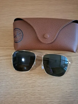 Gafas de sol Ray-Ban doradas y verdes