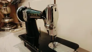 Máquina de coser Alfa antigua Eibar