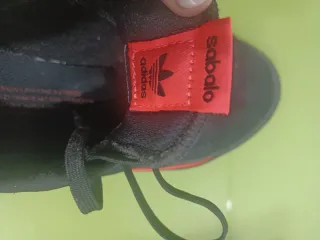 Zapatillas Adidas Negras y Rojas