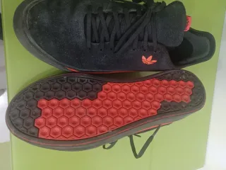 Zapatillas Adidas Negras y Rojas