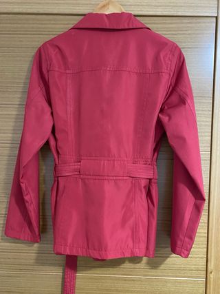 Chaqueta roja con cinturón
