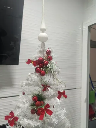 Árbol de Navidad Blanco con Adornos Rojos