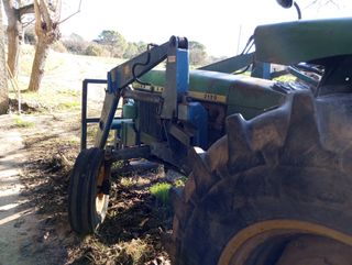 Tractor John Deere 2120 con pala