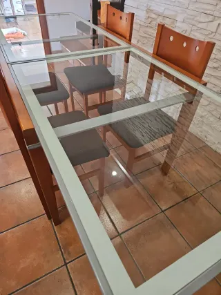 Mesa comedor cristal y 4 sillas madera.