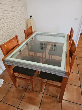 Mesa comedor cristal y 4 sillas madera.