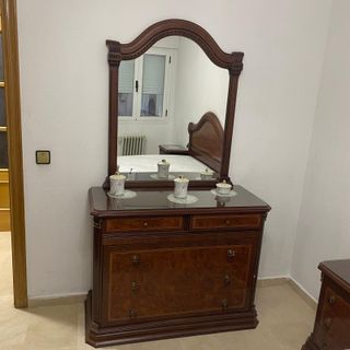 Dormitorio: Armario, cabecero, mesitas, cómoda.