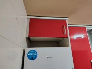 Muebles de cocina rojos y blancos