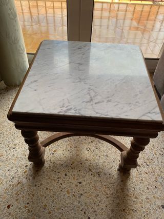 Mesa auxiliar de mármol sobre veteado y madera