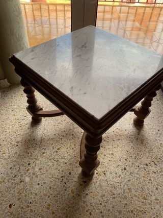 Mesa auxiliar de mármol sobre veteado y madera