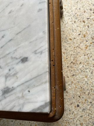 Mesa auxiliar de mármol sobre veteado y madera