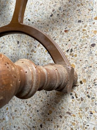 Mesa auxiliar de mármol sobre veteado y madera