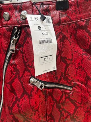 Falda efecto piel serpiente roja