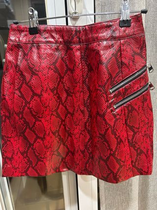 Falda efecto piel serpiente roja