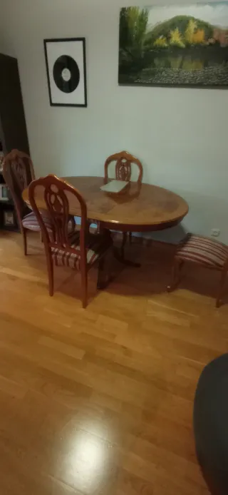 Mesa redonda extensible y 4 sillas