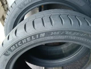 Vendó 2 neumáticos de ocasión