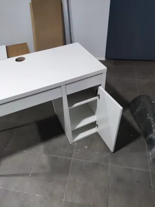 Escritorio blanco y gris