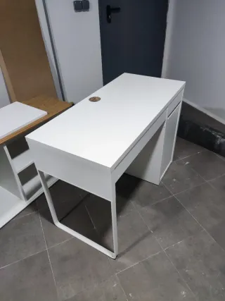 Escritorio blanco y gris