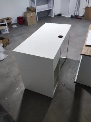 Escritorio blanco y gris