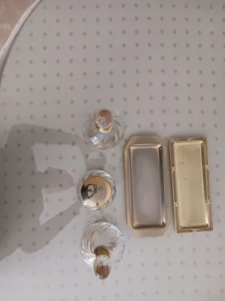 Juego tocador cristal y dorado