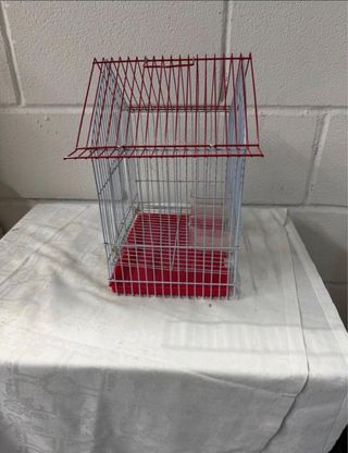 Jaula para pájaros con tejado rojo