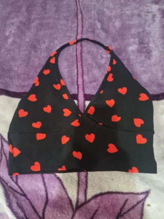 Top negro con corazones rojos T.S