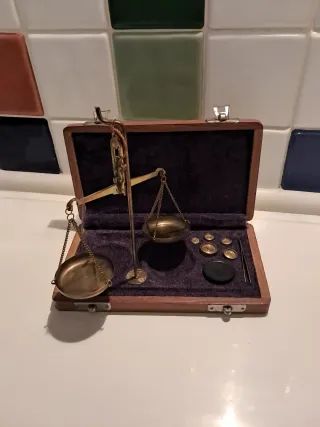 Antigua balanza de precisión de mano