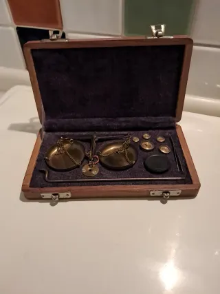 Antigua balanza de precisión de mano