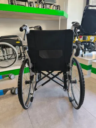 Silla de ruedas con reposapiés elevables