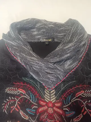 Jersey negro con bordado multicolor