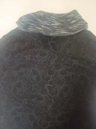 Jersey negro con bordado multicolor