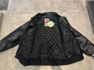 Cazadora Corteiz con etiquetas