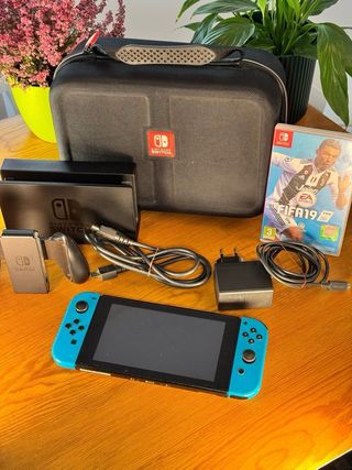 Nintendo Switch Azul con FIFA 19 y Accesorios
