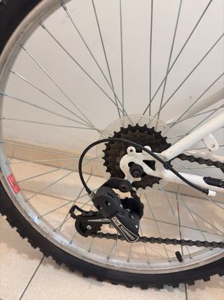 Bicicleta niña blanca y morada