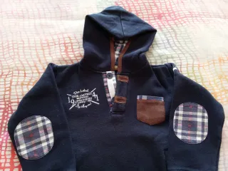 Sudadera con capucha y parches