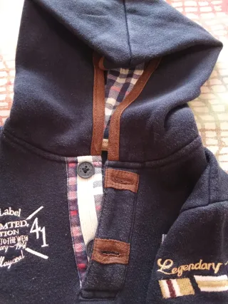 Sudadera con capucha y parches