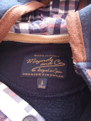 Sudadera con capucha y parches