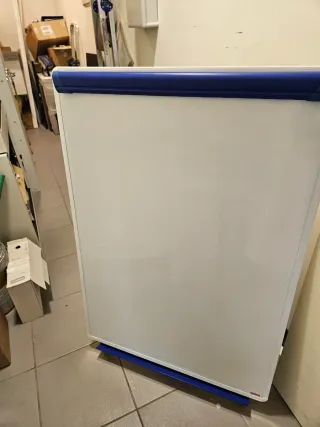 Pizarra con soporte blanca