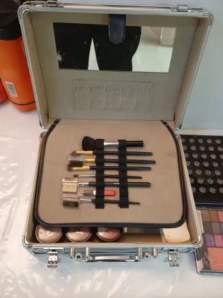 Maletín de maquillaje plateado