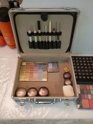 Maletín de maquillaje plateado