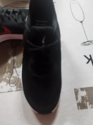 Zapatillas Nike Negras y Rojas