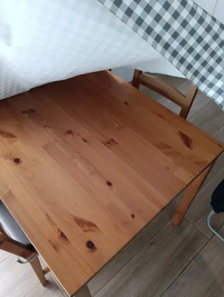Mesa de madera con 4 sillas