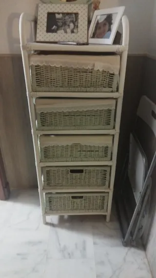 Cajonera de mimbre blanca