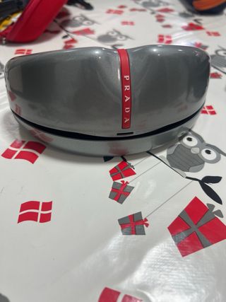 Gafas de sol Prada negras y grises