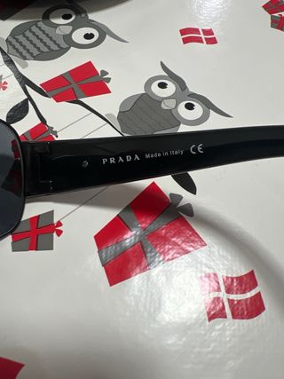 Gafas de sol Prada negras y grises