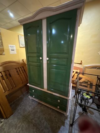 Armario de madera verde y beige