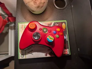 Xbox 360 E 500GB + Mando Resident Evil + 64GB