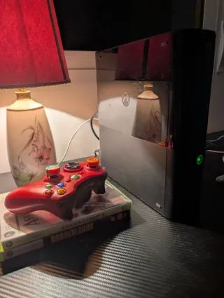 Xbox 360 E 500GB + Mando Resident Evil + 64GB